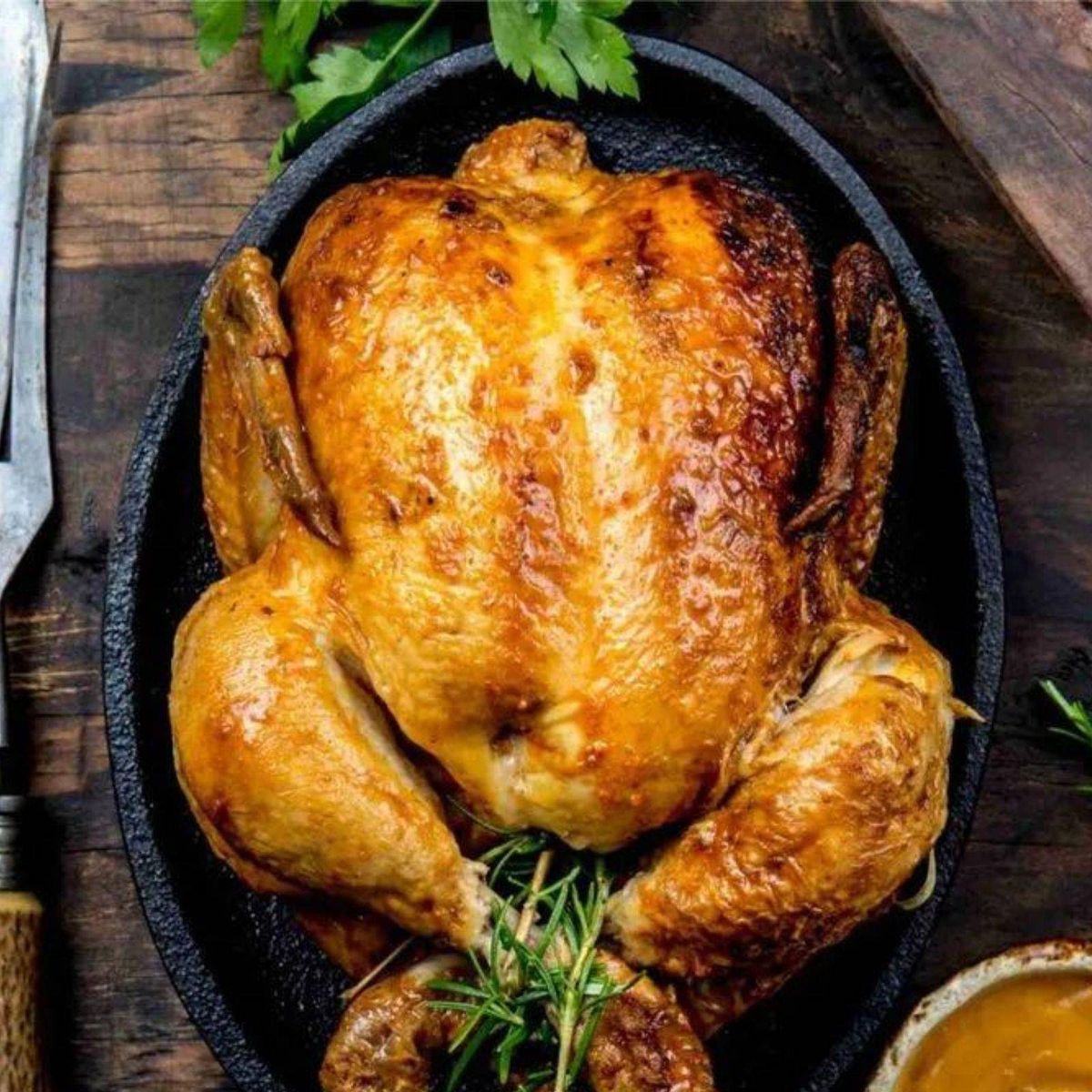 Cocoșel la Rotisor cu Cartofi Evantai, Mămăligă și Usturoi ~950 g